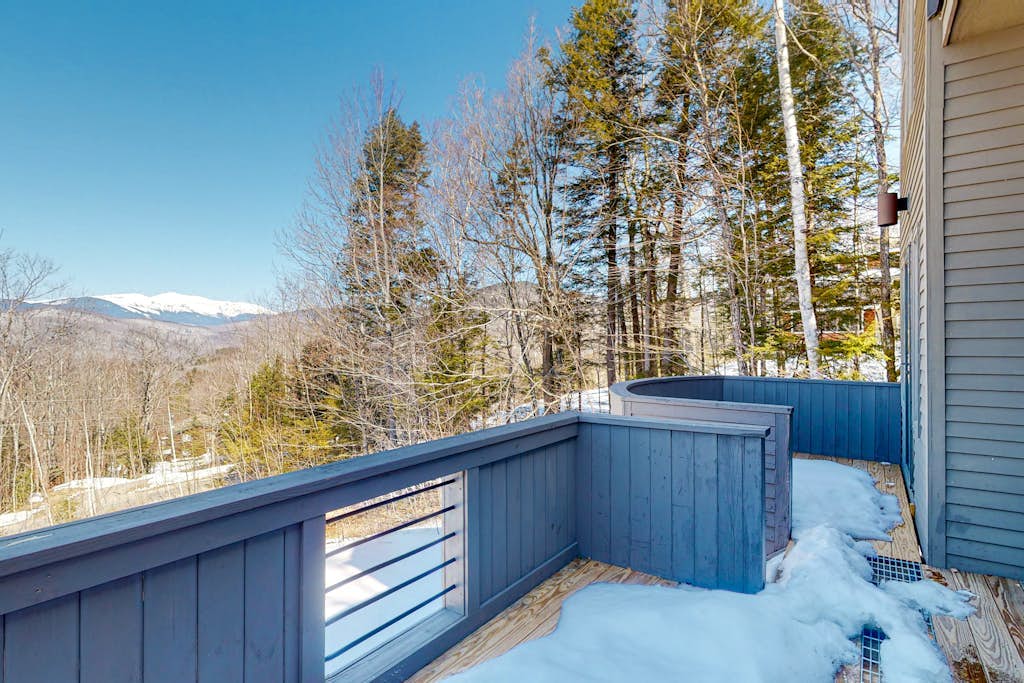 Mountain view retreat with fast WiFi, washer/dryer, & central AC