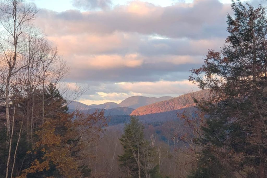 Mountain view retreat with fast WiFi, washer/dryer, & central AC