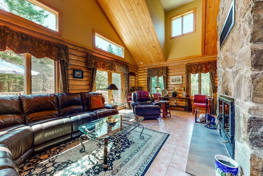 Centrally located home with rec room, spacious deck, gas grill & loft - Dogs OK