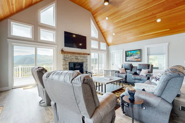 Stunning Mountain View Home: In the heart of outdoor entertainment