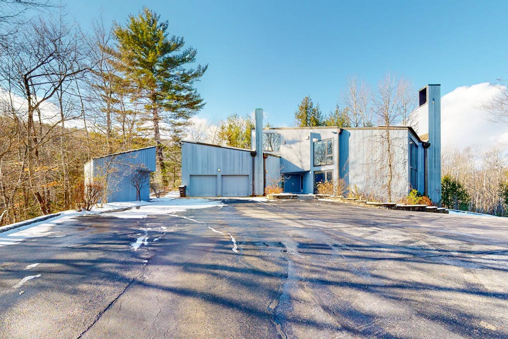 Mid-century home with incredible Mt. Washington view, private sauna & deck