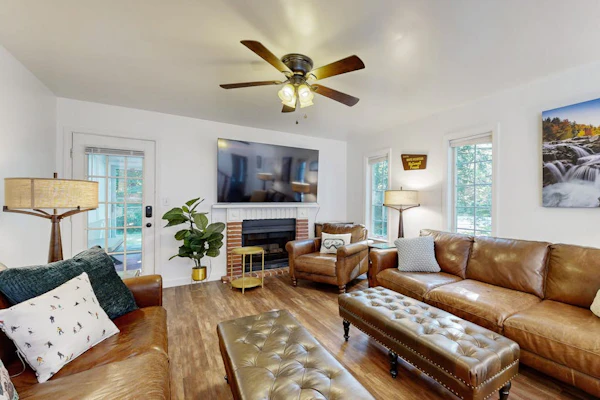 All Seasons Mountain Retreat: Centrally located for hiking, skiing & shopping