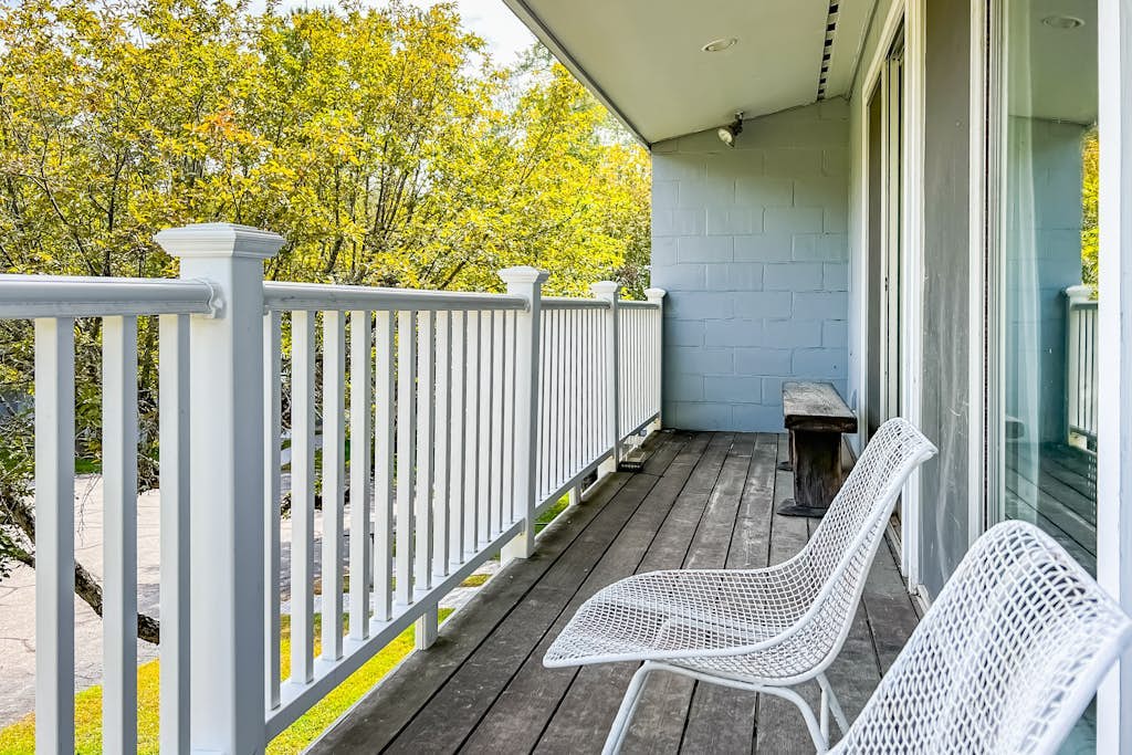 Charming townhome with pool, fireplace, skiing, fast WiFi, & washer/dryer