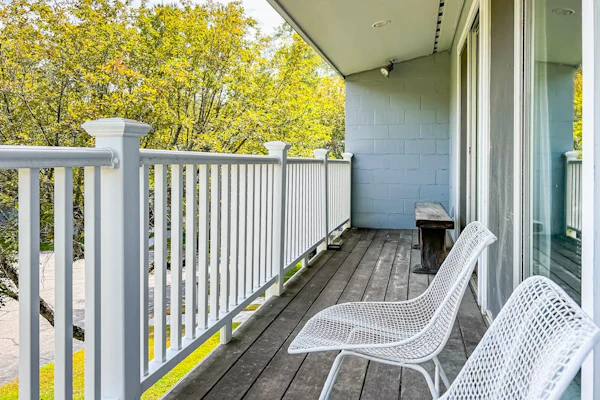 Charming townhome with pool, fireplace, skiing, fast WiFi, & washer/dryer