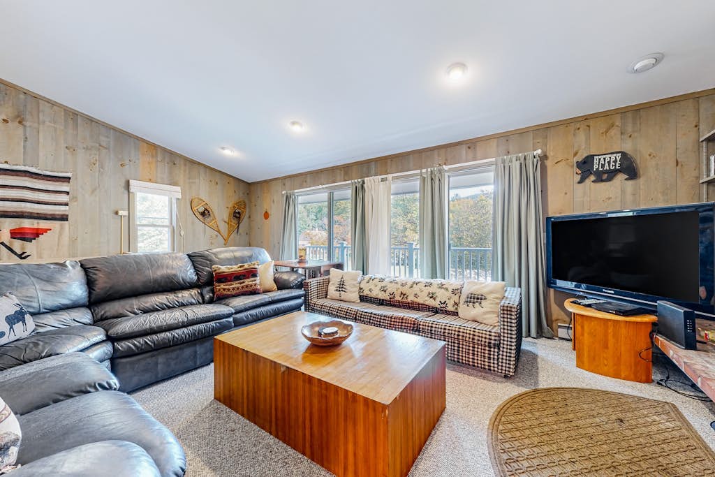Charming townhome with pool, fireplace, skiing, fast WiFi, & washer/dryer
