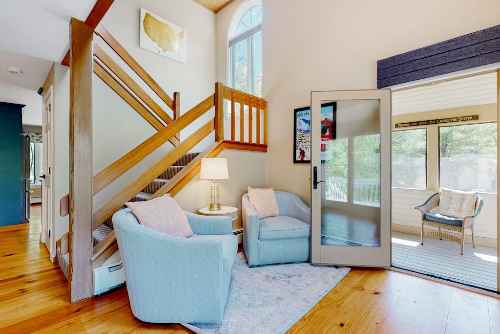Mountain view condo with gas fireplace, balcony, & grill - close to skiing
