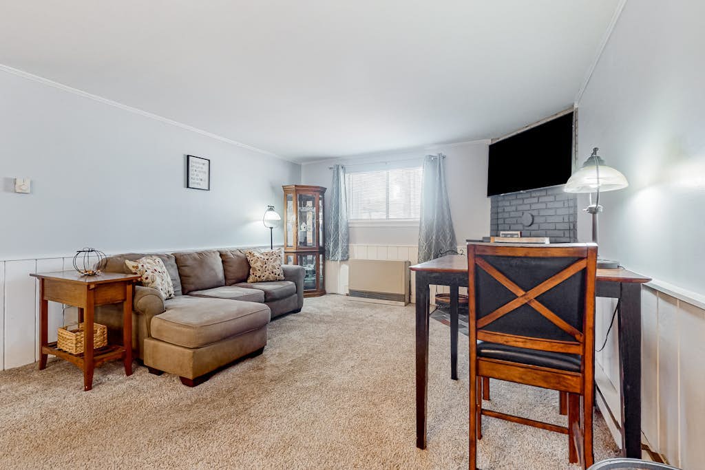 Downtown condo close to Saco River with streaming, AC, washer/dryer, kitchen