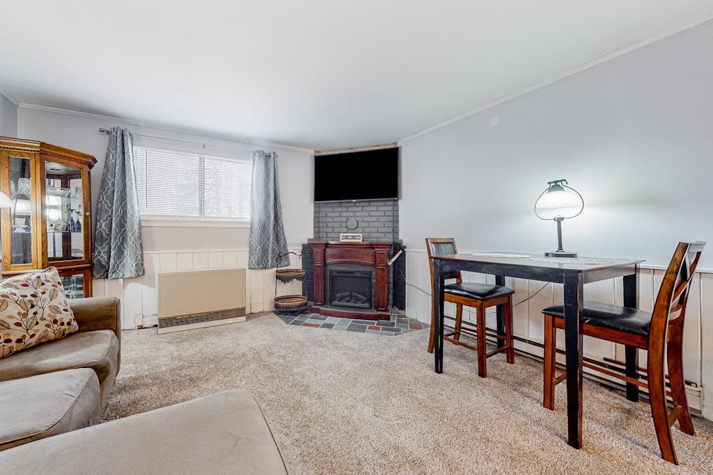 Downtown condo close to Saco River with streaming, AC, washer/dryer, kitchen