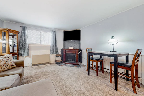 Downtown condo close to Saco River with streaming, AC, washer/dryer, kitchen