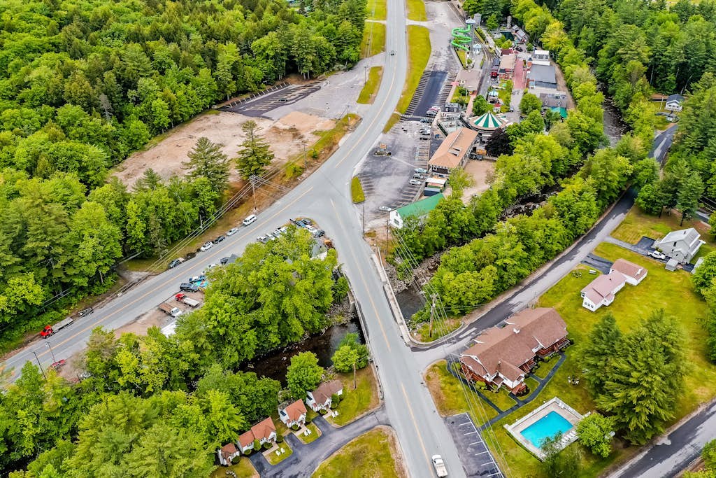 Charming and casual motel in a great location with shared resort amenities