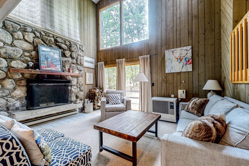 Central condo with Ping-Pong, outdoor pool, tennis, deck, & wood fireplace