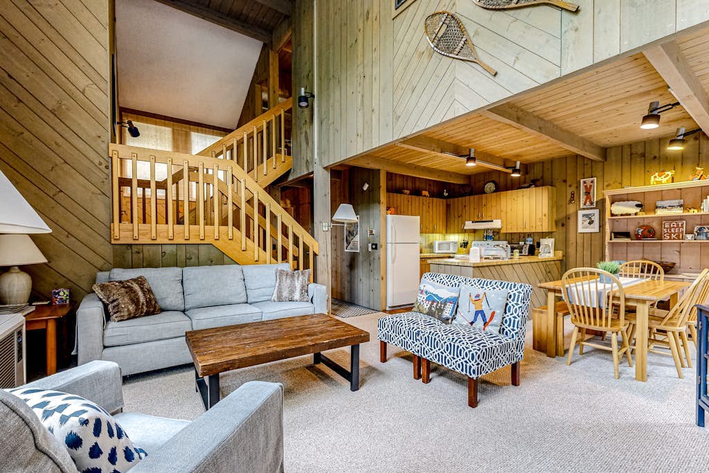 Central condo with Ping-Pong, outdoor pool, tennis, deck, & wood fireplace