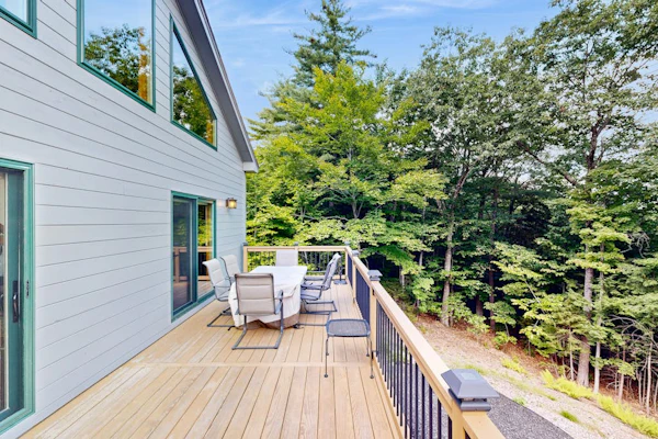Mountain getaway close to ponds, hiking & skiing perfect for outdoor enthusiasts