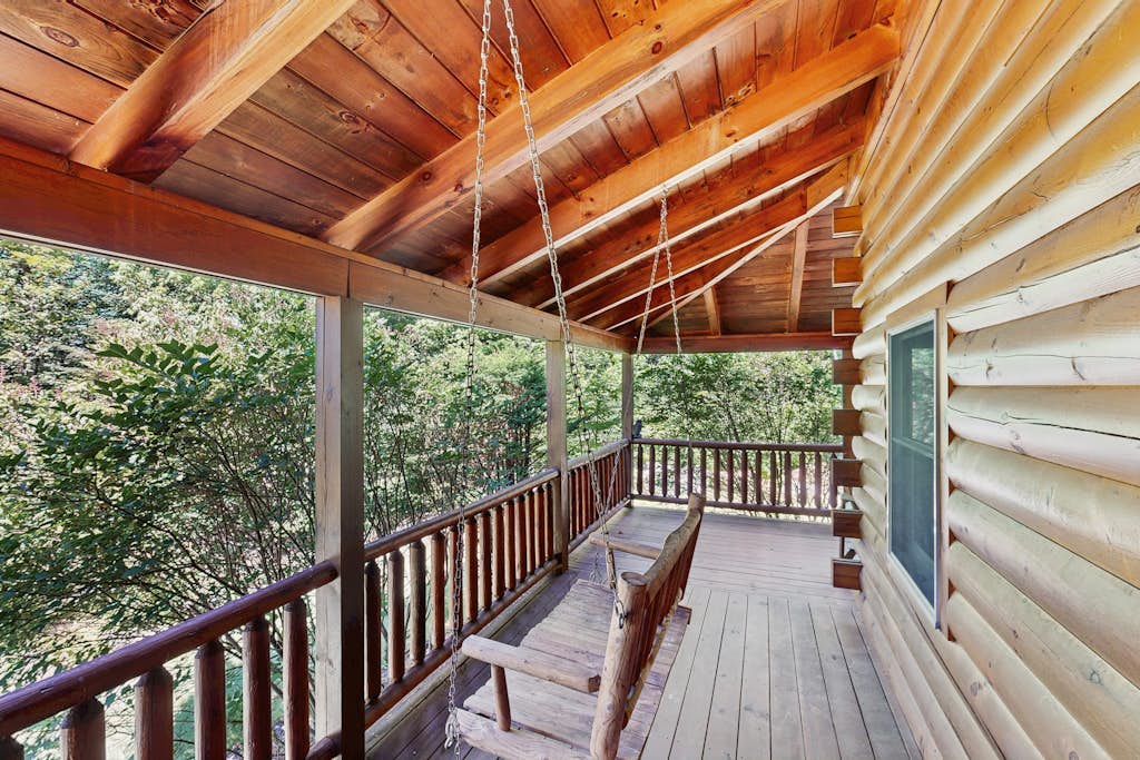 Log Cabin in the mountains near skiing, hiking & fishing