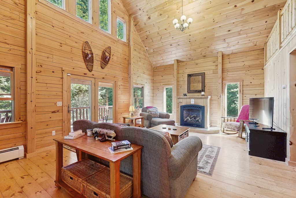 Log Cabin in the mountains near skiing, hiking & fishing