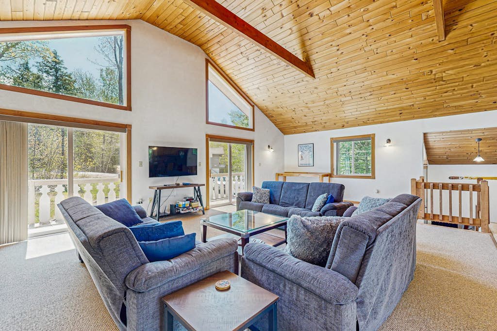 Mountain view private chalet close to ski, golf & Storyland
