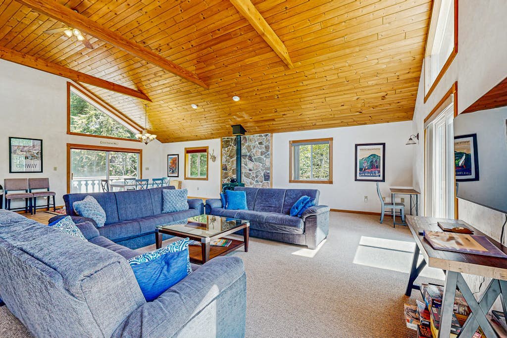Mountain view private chalet close to ski, golf & Storyland