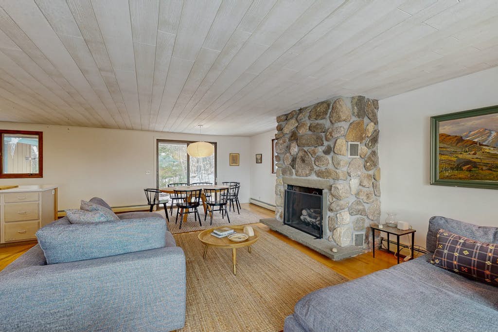 Mountainview Home w/ large yard, stunning views, close to skiing, hiking & town