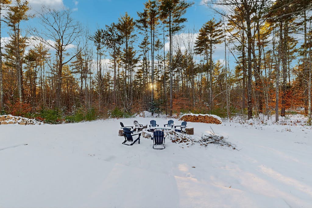 Private spacious retreat w/ large yard: near town, skiing, hiking & attractions