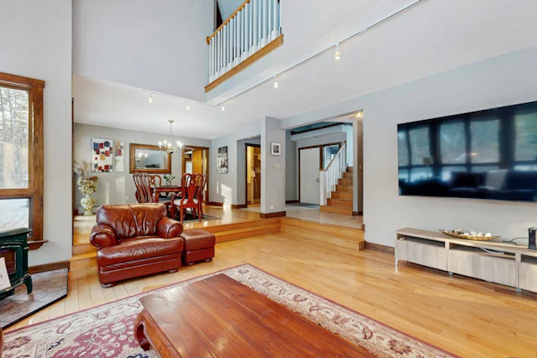 Private spacious retreat w/ large yard: near town, skiing, hiking & attractions