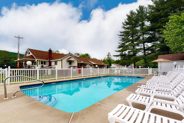 Charming and casual motel in a great location with shared resort amenities