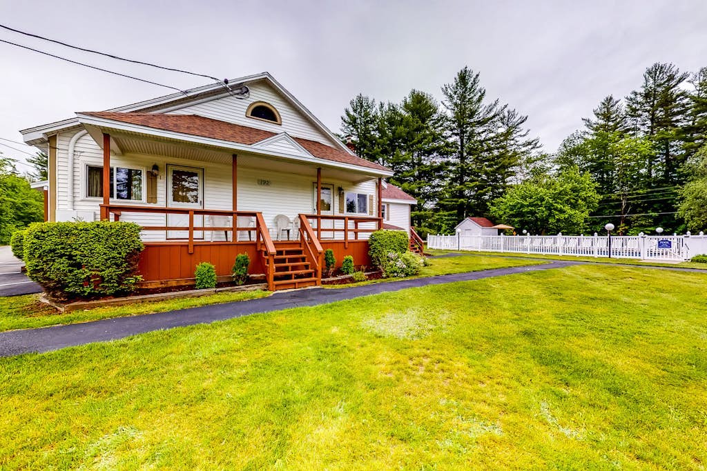 Charming and casual motel in a great location with shared resort amenities
