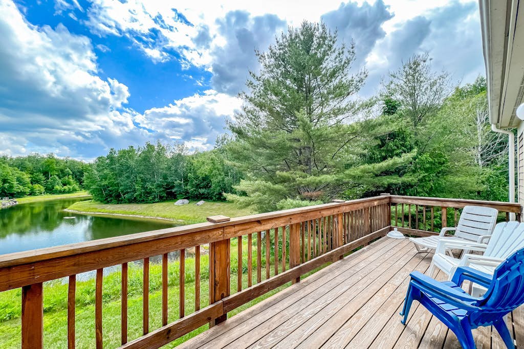 Comfy condo with spacious deck, fast WiFi, fireplace, indoor & outdoor pools