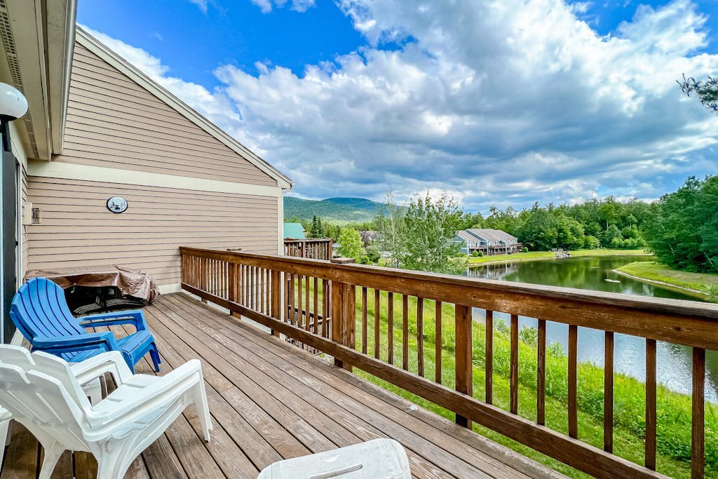 Comfy condo with spacious deck, fast WiFi, fireplace, indoor & outdoor pools
