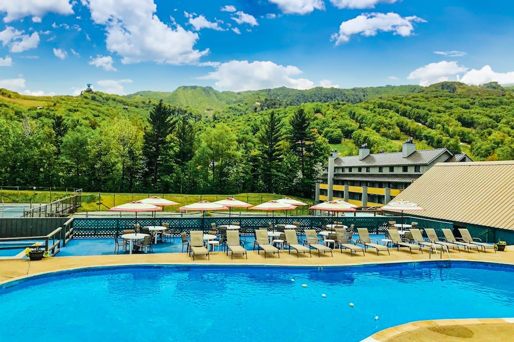 NEW OWNER Mountainview condo-year round outdoor activities w/ pool & hot tub