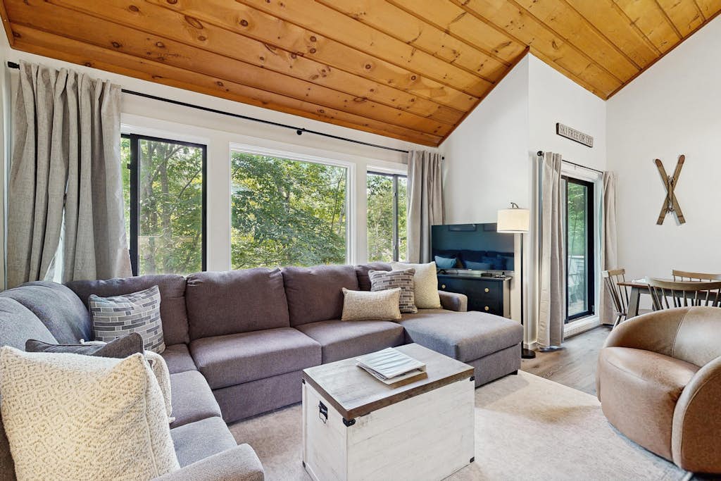 NEW OWNER Mountainview condo-year round outdoor activities w/ pool & hot tub