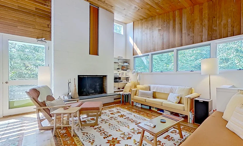 Lovely home with nearby skiing, mountain view, patio, & full kitchen