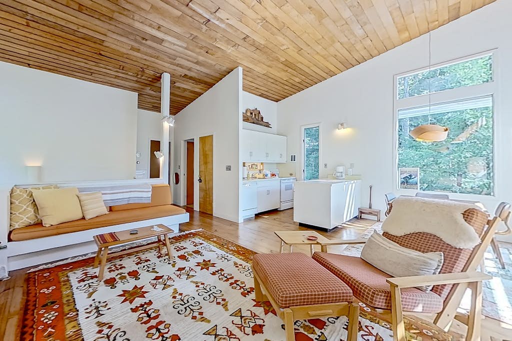 Lovely home with nearby skiing, mountain view, patio, & full kitchen