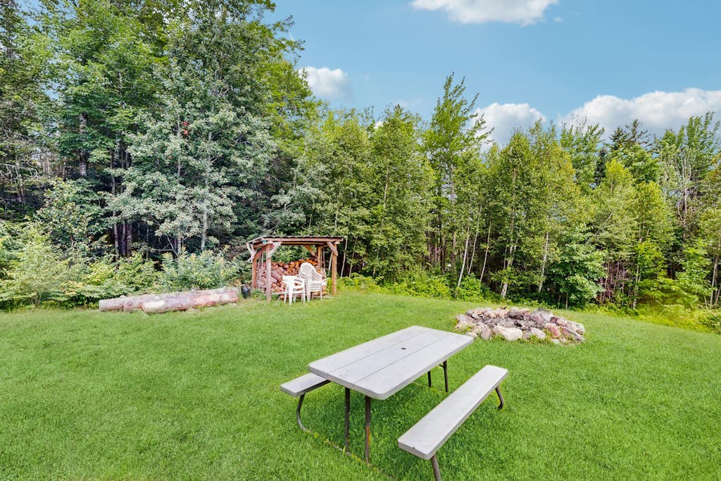 Dog-friendly home with huge yard - near swimming hole, snowmobiling