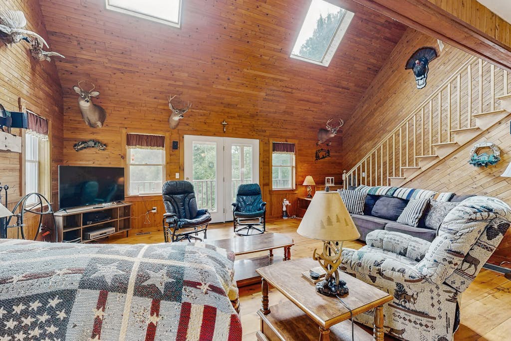 Dog-friendly home with huge yard - near swimming hole, snowmobiling