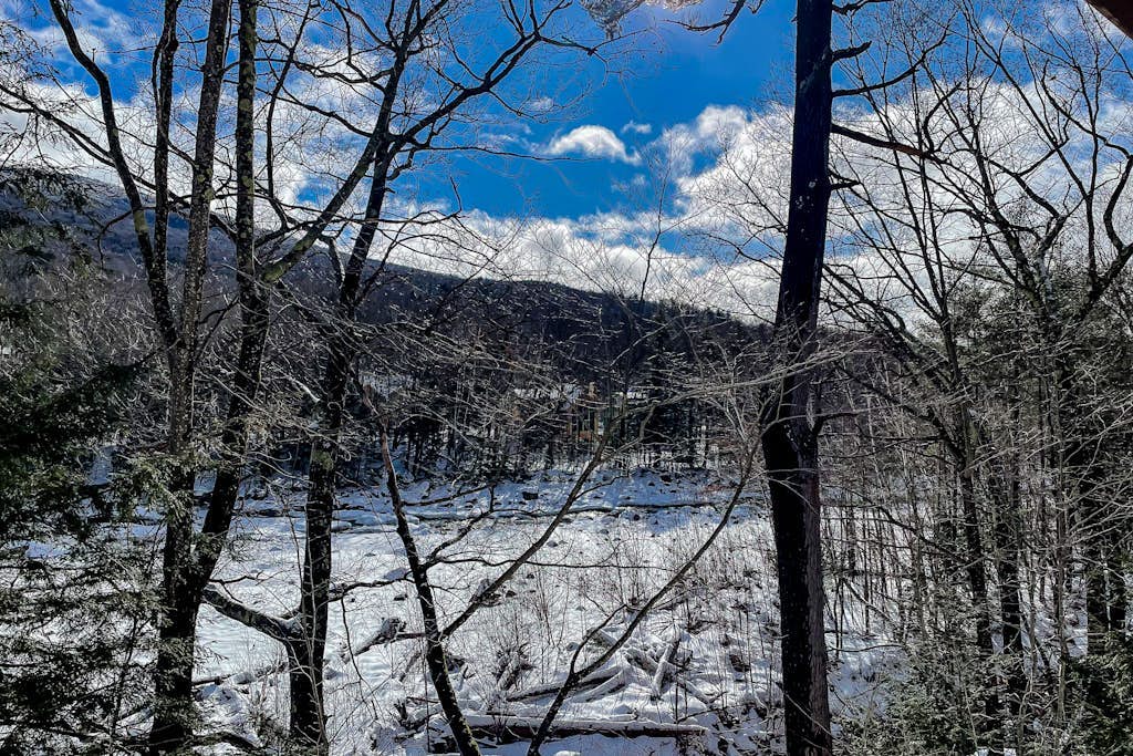 Mountain-view, riverfront retreat with seasonal AC, pool, tennis, washer/dryer