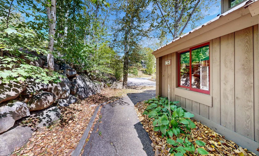 Mtn-view condo with 3 hot tubs, 4 pools, sauna, game room, tennis, fireplace