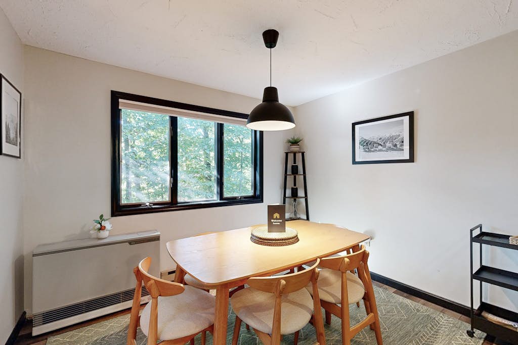 Peaceful condo centrally located to all the White Mts has to offer
