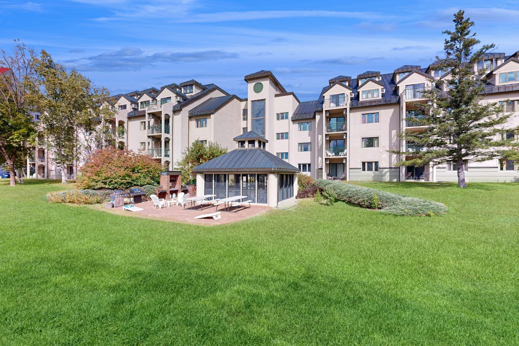 Mountain view efficiency: walk to slopes & town, pool, gym, rec room