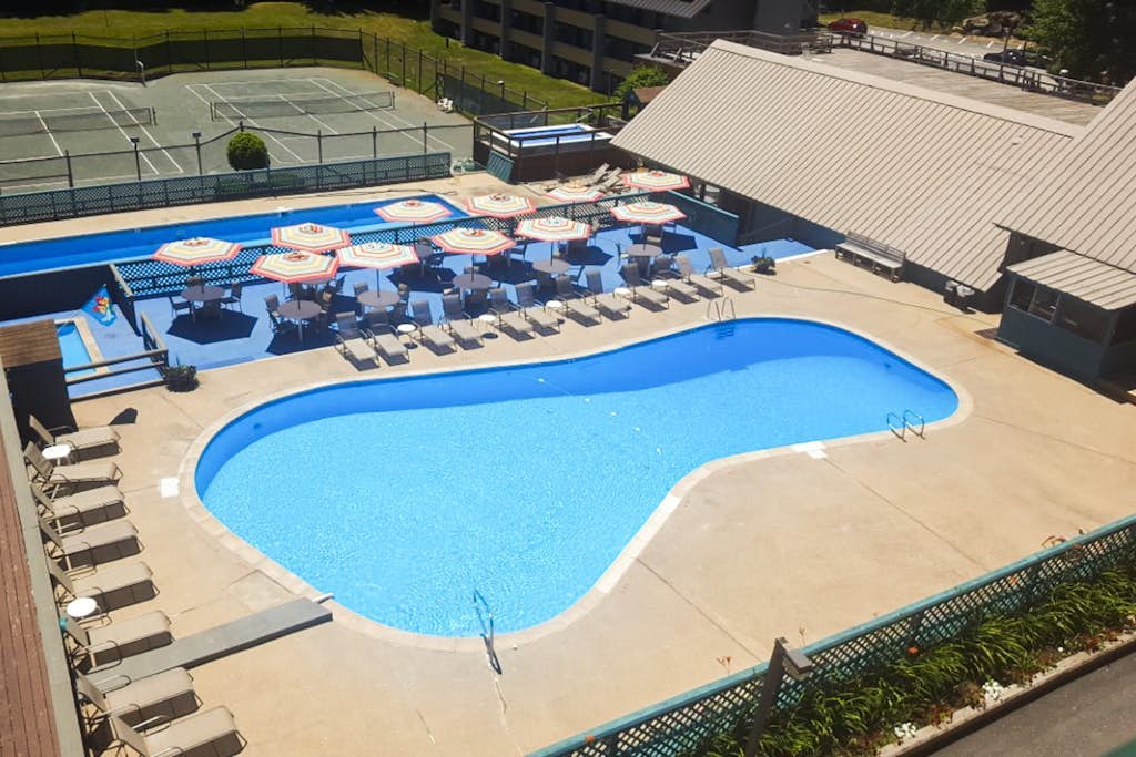 Spectacular Mountain View Condo: Aquatic Facility & Ski Shuttle