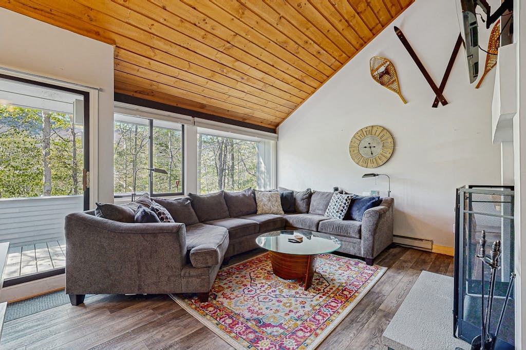Spectacular Mountain View Condo: Aquatic Facility & Ski Shuttle