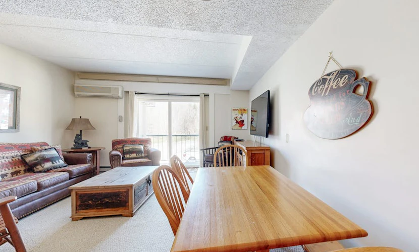 Mountainside condo at ski lift w/ pool, rec room & great location