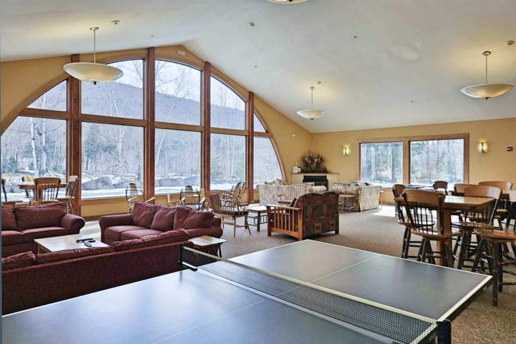 Walk to ski lifts & downtown!  Studio w/ pool, hot tub & rec room