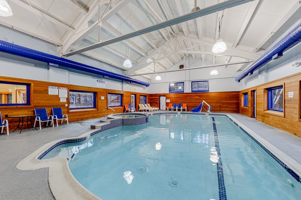 Convenient townhouse w/ mtn view, balcony, bbq, pool, hot tub & gym