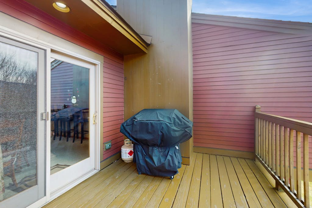 Convenient townhouse w/ mtn view, balcony, bbq, pool, hot tub & gym
