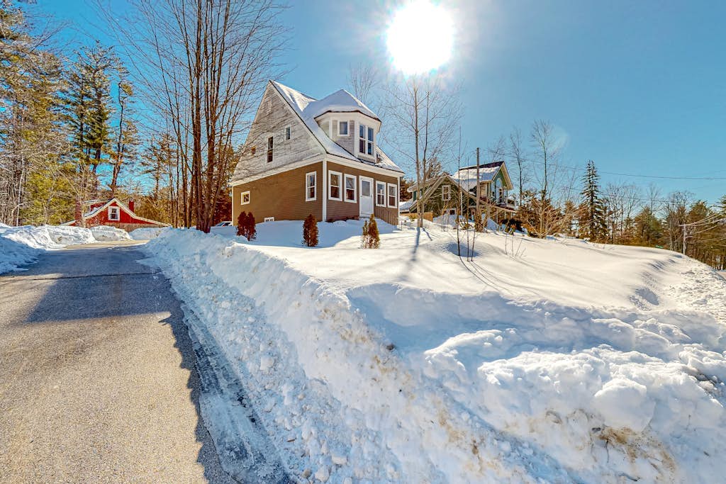 2-story dog-friendly home in downtown with grill, mtn views, streaming, & porch