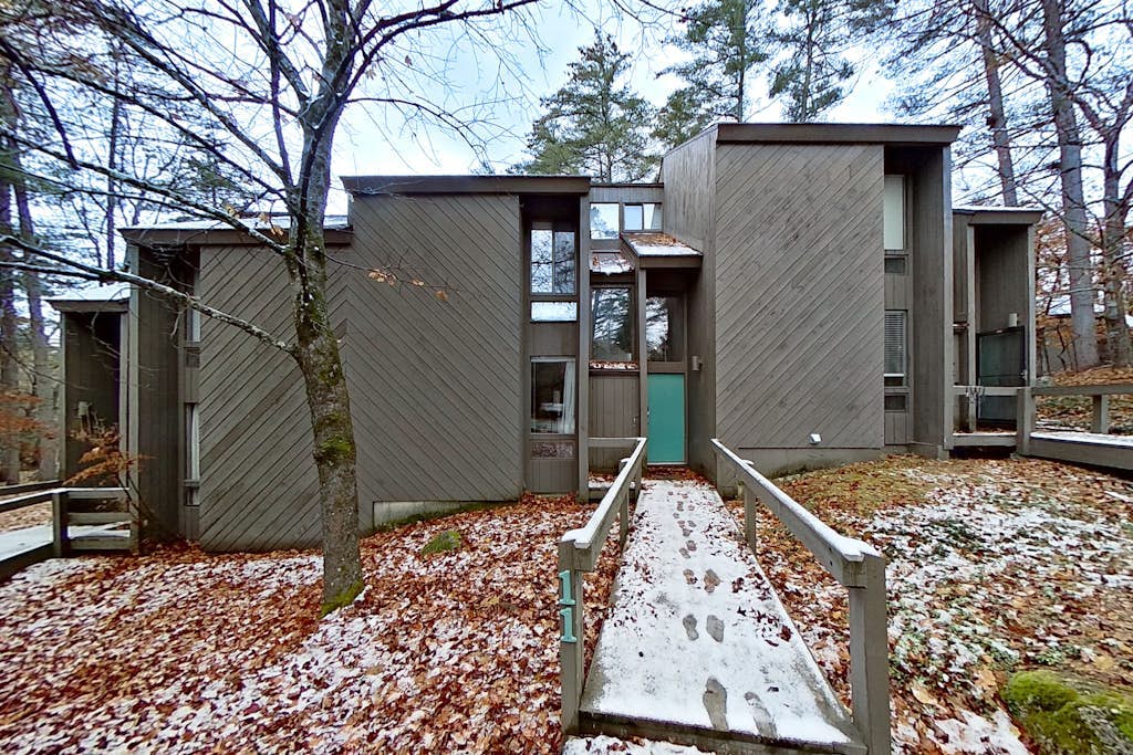 3-story condo near skiing with Ping-Pong, foosball, fireplace, balcony, & W/D