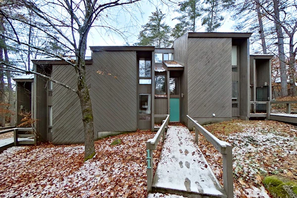 3-story condo near skiing with Ping-Pong, foosball, fireplace, balcony, & W/D