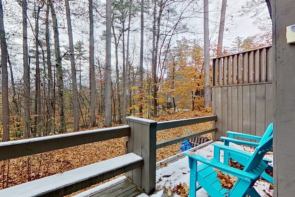 3-story condo near skiing with Ping-Pong, foosball, fireplace, balcony, & W/D