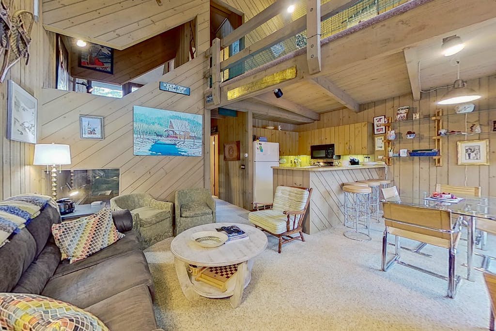 3-story condo near skiing with Ping-Pong, foosball, fireplace, balcony, & W/D