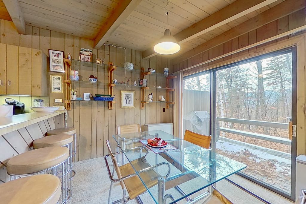 3-story condo near skiing with Ping-Pong, foosball, fireplace, balcony, & W/D